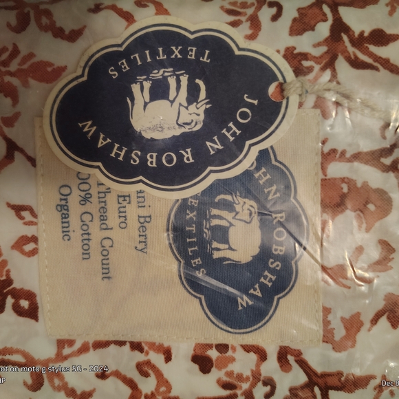 🔥BNWT🔥John Robshaw Textiles Berry and White Euro Sham 24" X 24" - Picture 4 of 6